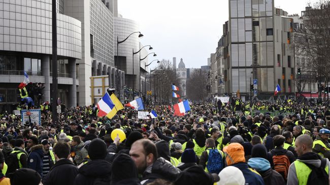 Участники протестной акции желтых жилетов в Париже. 12 января 2019 Участники протестной акции желтых жилетов в Париже. 12 января 2019