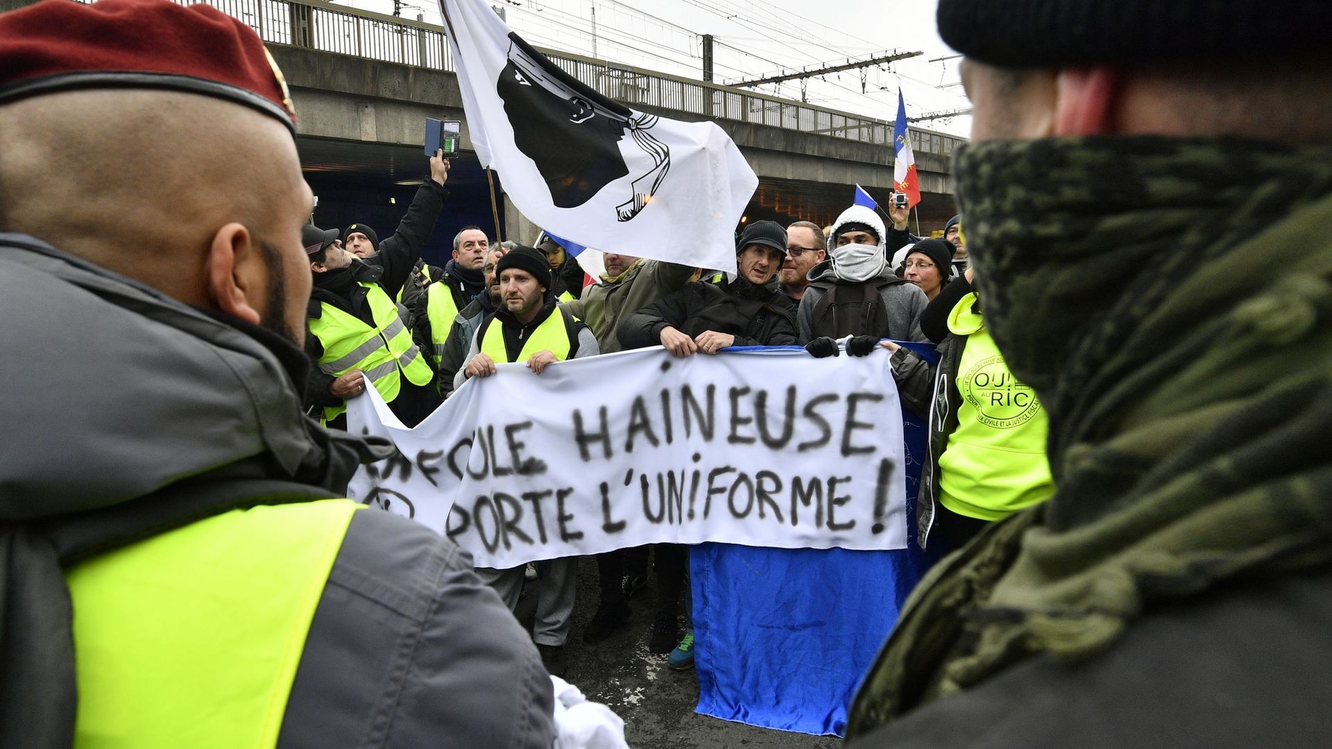 Участники протестной акции жёлтых жилетов в Париже. 12 января 2019 Участники протестной акции жёлтых жилетов в Париже. 12 января 2019 - РИА Новости, 1920, 04.09.2021