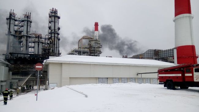 На месте пожара на производственной площадке Уфимского нефтеперерабатывающего завода На месте пожара на производственной площадке Уфимского нефтеперерабатывающего завода