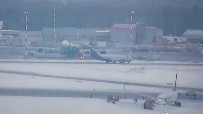 Самолет выкатился за пределы взлетной полосы в аэропорту Шереметьево. 13 января 2019 Самолет выкатился за пределы взлетной полосы в аэропорту Шереметьево. 13 января 2019