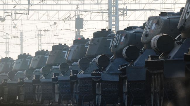 Эшелон с танками Т-34 в Чите Эшелон с танками Т-34 в Чите