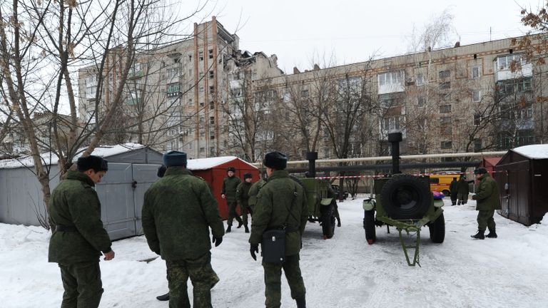 Военнослужащие у девятиэтажного жилого дом №16 на улице Хабарова в городе Шахты, в котором произошел взрыв бытового газа Военнослужащие у девятиэтажного жилого дом №16 на улице Хабарова в городе Шахты, в котором произошел взрыв бытового газа