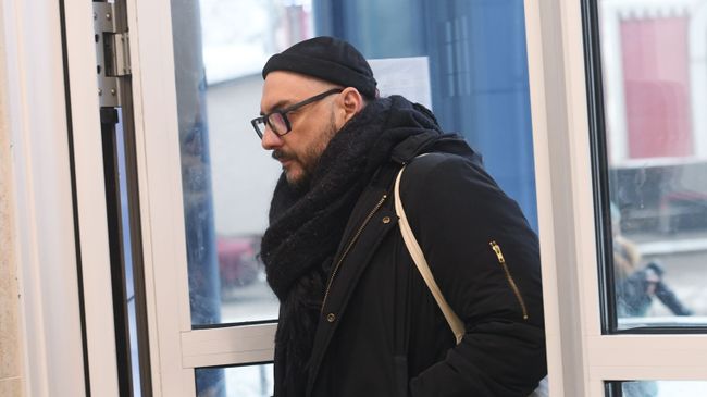 Режиссер, художественный руководитель театра Гоголь-центр Кирилл Серебренников входит в здание Мещанского суда Москвы. 14 января 2019 Режиссер, художественный руководитель театра Гоголь-центр Кирилл Серебренников входит в здание Мещанского суда Москвы. 14 января 2019