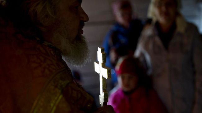 Священник во время богослужения Священник во время богослужения
