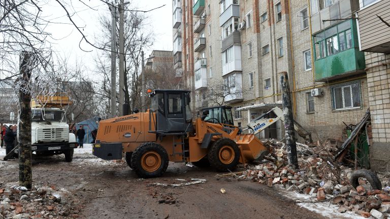Ситуация у девятиэтажного жилого дом №16 на улице Хабарова в городе Шахты, пострадавшего из-за взрыва бытового газа Ситуация у девятиэтажного жилого дом №16 на улице Хабарова в городе Шахты, пострадавшего из-за взрыва бытового газа
