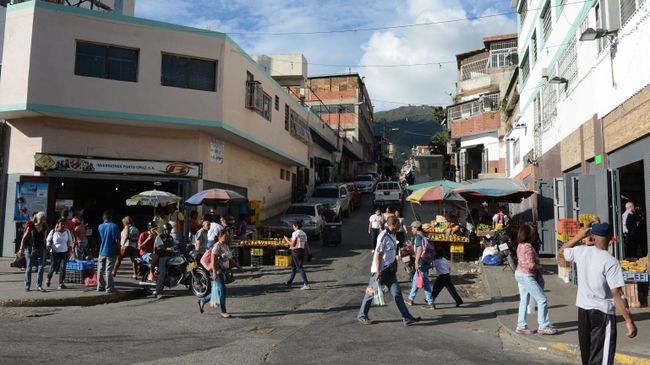Прохожие на улице столицы Венесуэлы Каракаса Прохожие на улице столицы Венесуэлы Каракаса