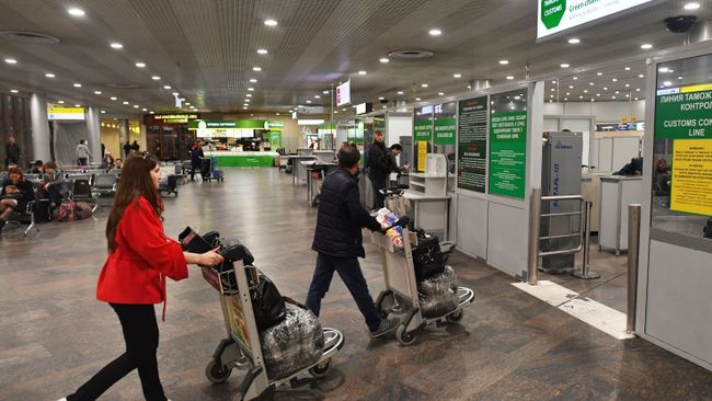 Пассажиры в зоне отлета аэропорта Шереметьево Пассажиры в зоне отлета аэропорта Шереметьево