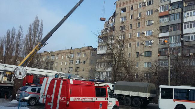 Разбор завалов на месте взрыва газа в жилом доме в Шахтах Разбор завалов на месте взрыва газа в жилом доме в Шахтах