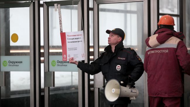 Сотрудник полиции у станции метро Окружная в Москве, закрытой из-за подтопления. 15 января 2019 Сотрудник полиции у станции метро Окружная в Москве, закрытой из-за подтопления. 15 января 2019