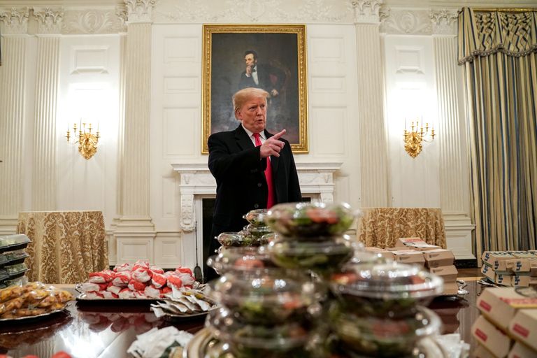 Президент США Дональд Трамп угостил команду по американскому футболу фастфудом в Белом доме