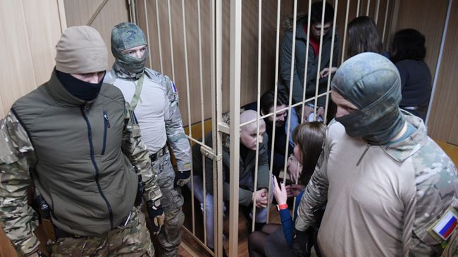 Задержанные украинские моряки общаются с адвокатами в Лефортовском суде Москвы Задержанные украинские моряки общаются с адвокатами в Лефортовском суде Москвы