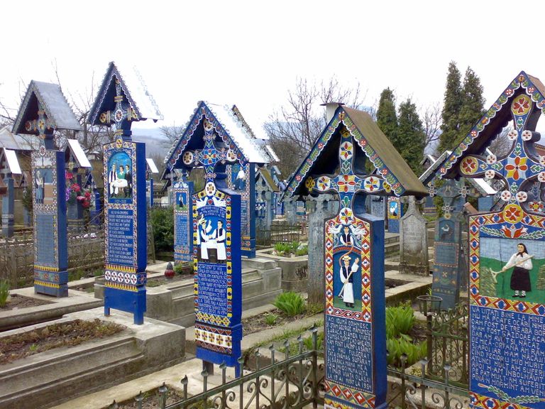 Веселое кладбище в Сапаньце, Румыния Веселое кладбище в Сапаньце, Румыния
