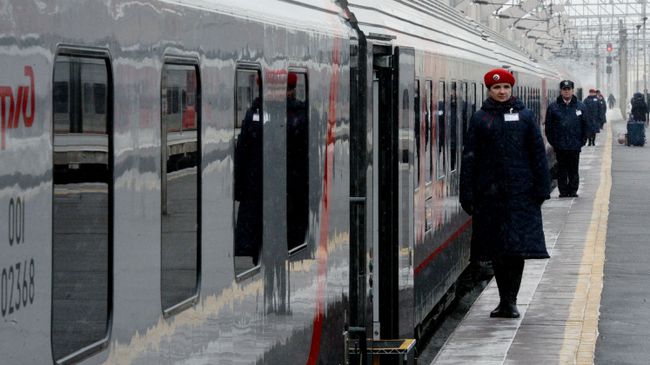 Проводники у поезда Проводники у поезда