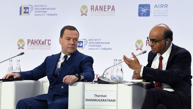 Дмитрий Медведев и заместитель премьер-министра Сингапура Тарман Шанмугаратнам на Х Гайдаровском форуме. 15 января 2019 Дмитрий Медведев и заместитель премьер-министра Сингапура Тарман Шанмугаратнам на Х Гайдаровском форуме. 15 января 2019