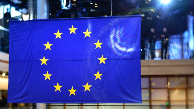 Флаг ЕС в здании Европейского парламента в Страсбурге Флаг ЕС в здании Европейского парламента в Страсбурге