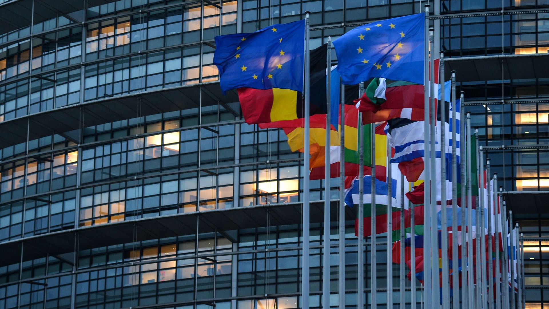 Флаги европейских государств перед зданием Европейского парламента в Страсбурге Флаги европейских государств перед зданием Европейского парламента в Страсбурге - РИА Новости, 1920, 29.11.2024