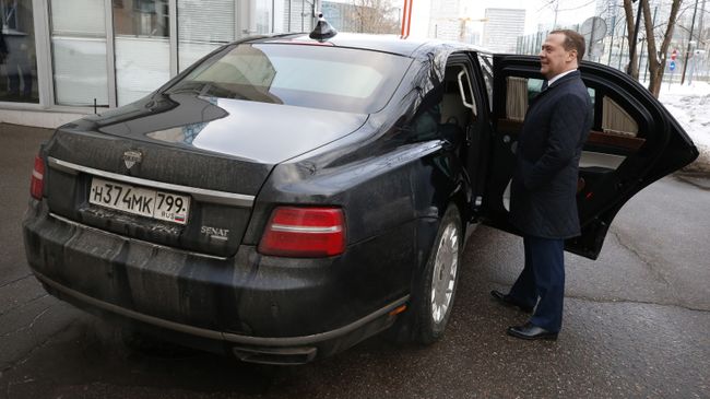 Председатель правительства РФ Дмитрий Медведев у лимузина Aurus проекта Кортеж Председатель правительства РФ Дмитрий Медведев у лимузина Aurus проекта Кортеж