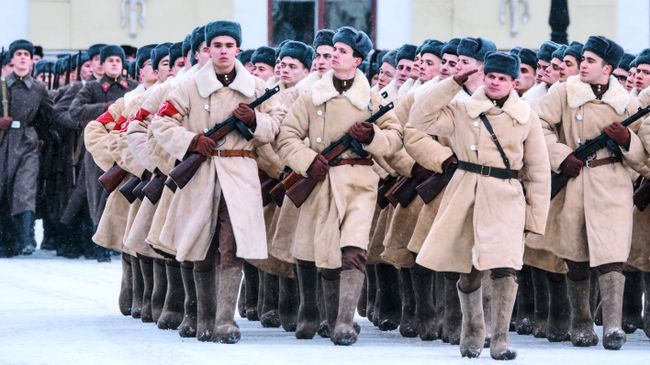 Участники репетиции парада в честь 75-летия снятия блокады Ленинграда на Дворцовой площади в Санкт-Петербурге Участники репетиции парада в честь 75-летия снятия блокады Ленинграда на Дворцовой площади в Санкт-Петербурге
