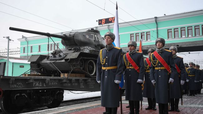 Почетный караул на торжественной церемонии встречи эшелона с танками Т-34 в Новосибирске. 16 января 2019