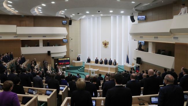 Парламентарии на пленарном заседании Совета Федерации РФ в Москве Парламентарии на пленарном заседании Совета Федерации РФ в Москве