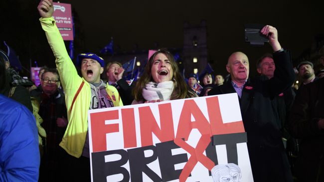 Участники акции против Brexit у здания парламента Великобритании в Лондоне. 15 января 2019 Участники акции против Brexit у здания парламента Великобритании в Лондоне. 15 января 2019