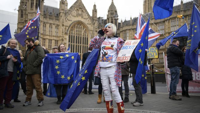 Участники акции против Brexit у здания парламента Великобритании в Лондоне. 15 января 2019 Участники акции против Brexit у здания парламента Великобритании в Лондоне. 15 января 2019