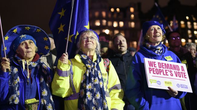 Участники акции против Brexit у здания парламента Великобритании в Лондоне. 15 января 2019 Участники акции против Brexit у здания парламента Великобритании в Лондоне. 15 января 2019