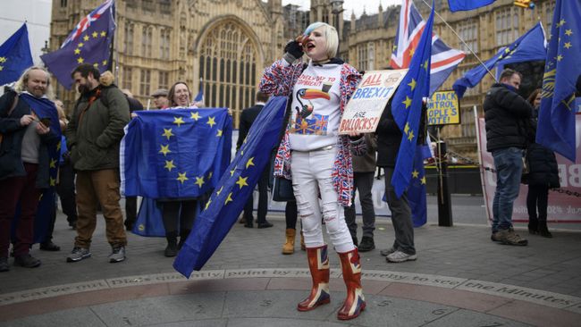 Участники акции против Brexit у здания парламента Великобритании в Лондоне. 15 января 2019 Участники акции против Brexit у здания парламента Великобритании в Лондоне. 15 января 2019