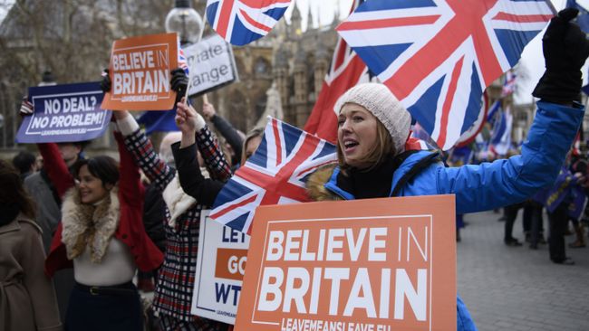 Участники акции против Brexit у здания парламента Великобритании в Лондоне