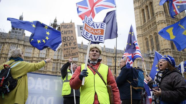 Участники акции против Brexit у здания парламента Великобритании в Лондоне Участники акции против Brexit у здания парламента Великобритании в Лондоне