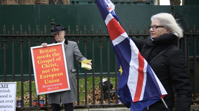 Участники акции против Brexit у здания парламента Великобритании в Лондоне. 15 января 2019 Участники акции против Brexit у здания парламента Великобритании в Лондоне. 15 января 2019