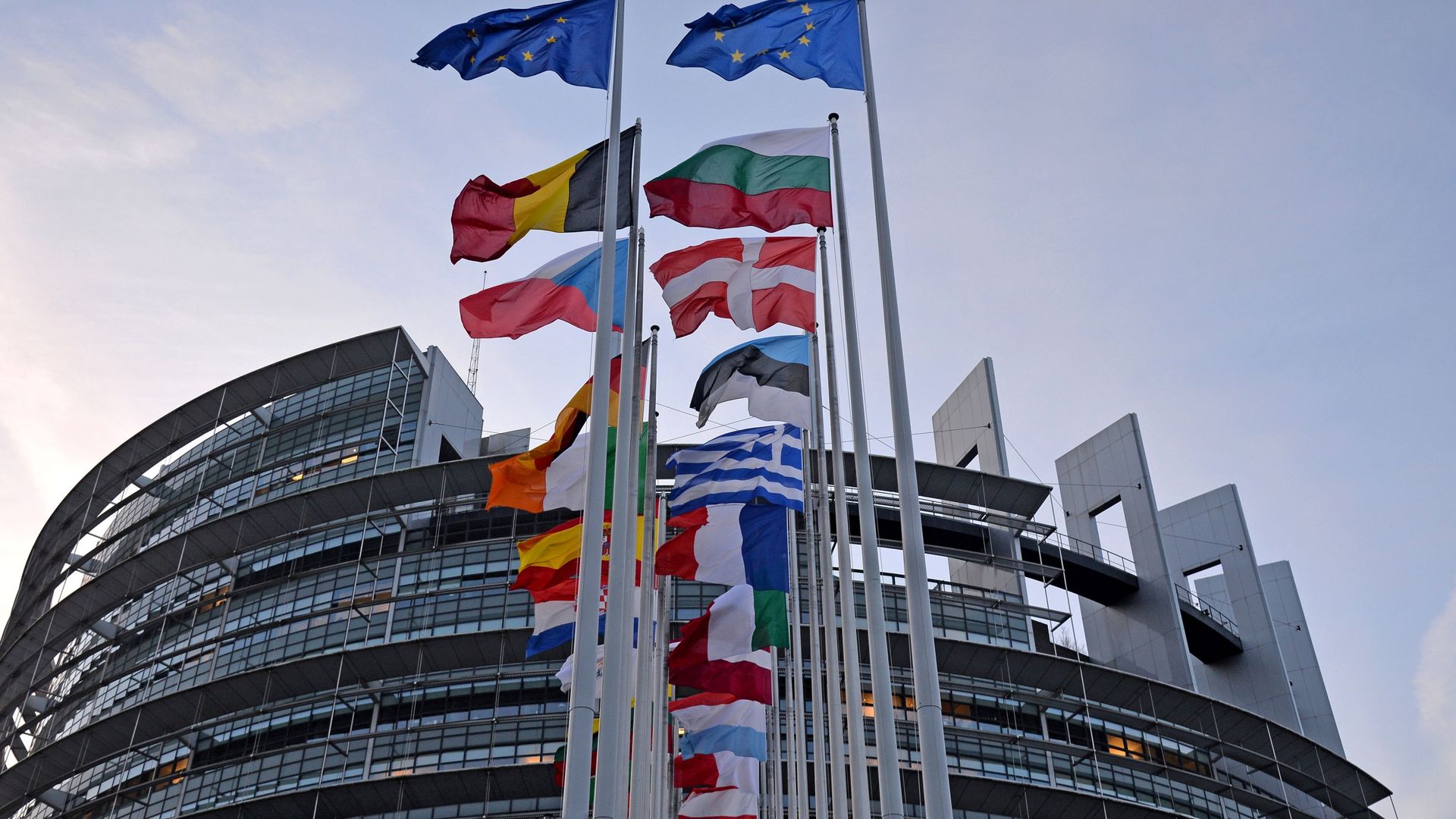 Флаги европейских государств перед зданием Европейского парламента в Страсбурге - РИА Новости, 1920, 13.12.2025