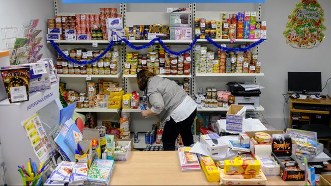 Продавец выставляет пиво на прилавок в отделении Почты России в поселке Междуречье Кольского района Мурманской области Продавец выставляет пиво на прилавок в отделении Почты России в поселке Междуречье Кольского района Мурманской области