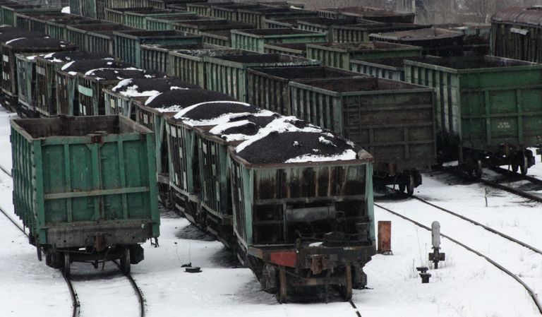 Вагоны с углем на железнодорожном вокзале Донецка Вагоны с углем на железнодорожном вокзале Донецка
