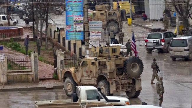 Военные США на месте теракта в сирийском городе Манбидж. 16 января 2019 Военные США на месте теракта в сирийском городе Манбидж. 16 января 2019