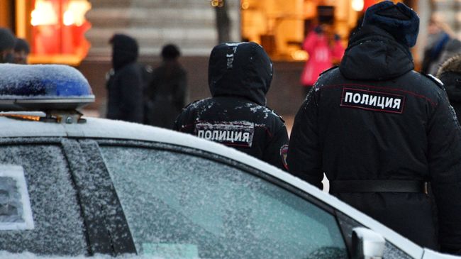 Сотрудники полиции на улице Москвы Сотрудники полиции на улице Москвы