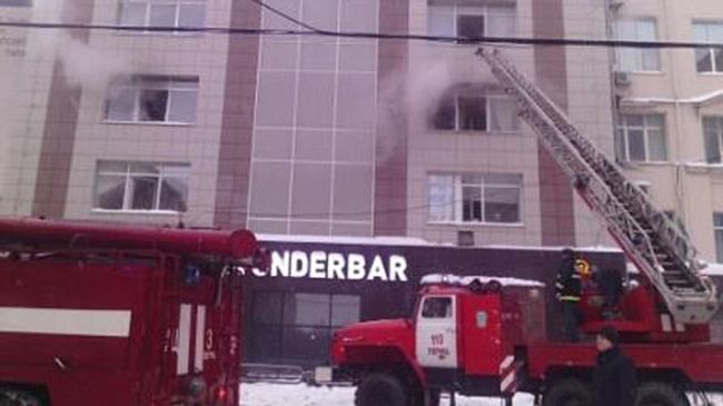 Сотрудники ГУ МЧС России по Пермскому краю во время ликвидации пожара в Ленинском районе города Перми Сотрудники ГУ МЧС России по Пермскому краю во время ликвидации пожара в Ленинском районе города Перми
