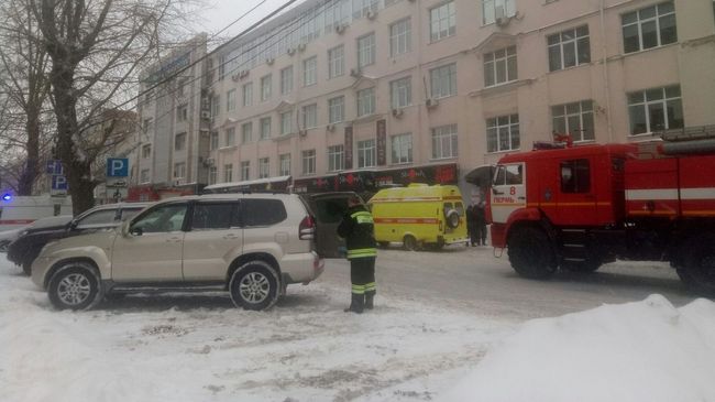 Сотрудники экстренных служб на месте пожара в Ленинском районе города Перми. 17 января 2019 Сотрудники экстренных служб на месте пожара в Ленинском районе города Перми. 17 января 2019