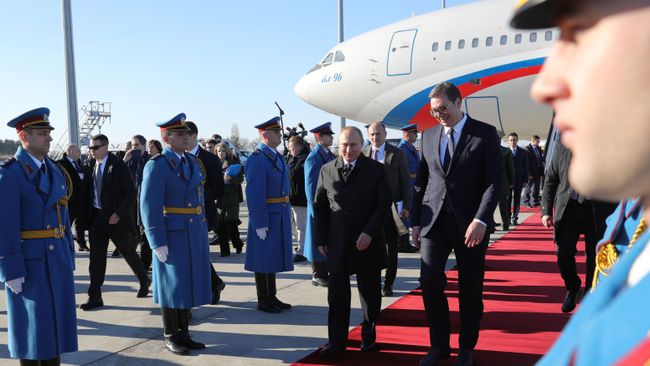 Президент РФ Владимир Путин и президент Республики Сербии Александр Вучич в аэропорту имени Николы Теслы в Белграде Президент РФ Владимир Путин и президент Республики Сербии Александр Вучич в аэропорту имени Николы Теслы в Белграде