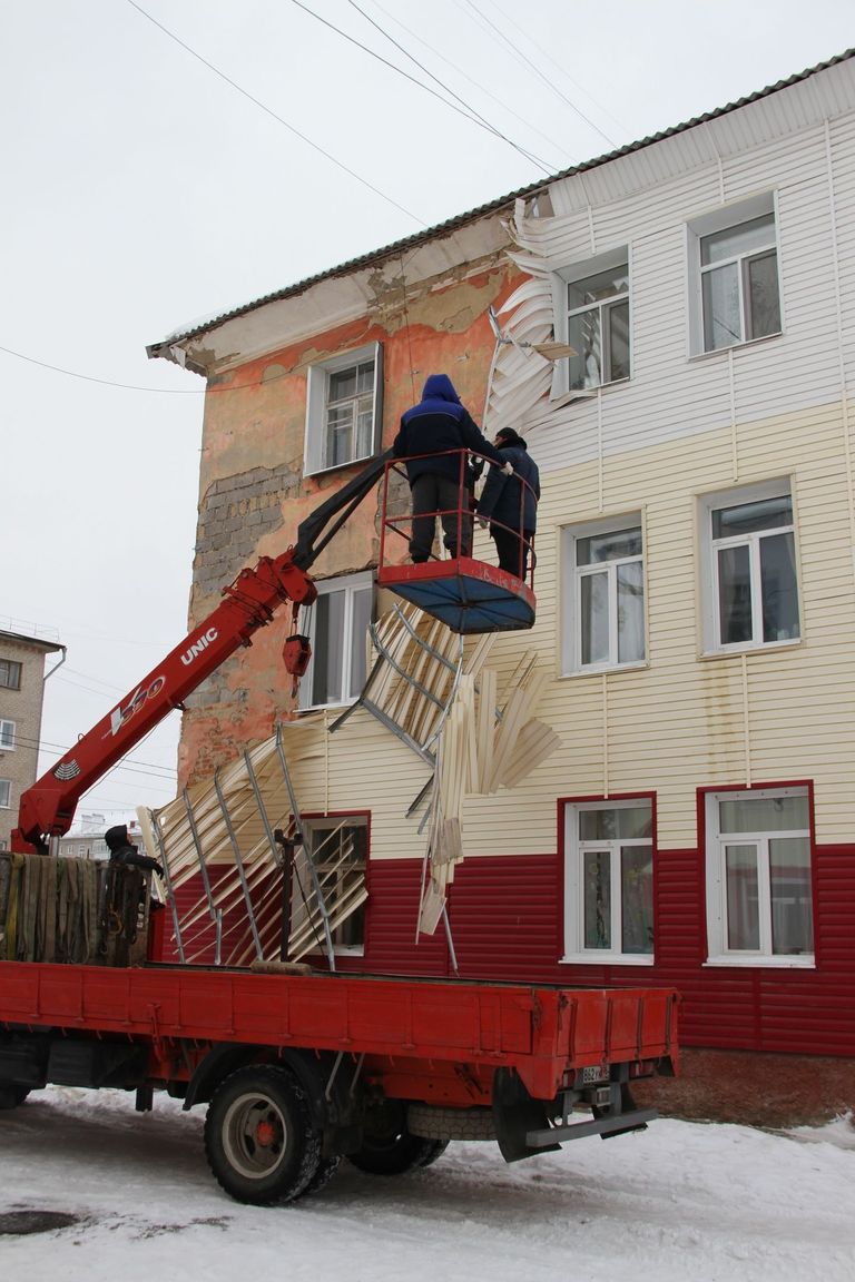 В доме на улице Гагарина в городе Сухой Лог от стены оторвался сайдинг В доме на улице Гагарина в городе Сухой Лог от стены оторвался сайдинг