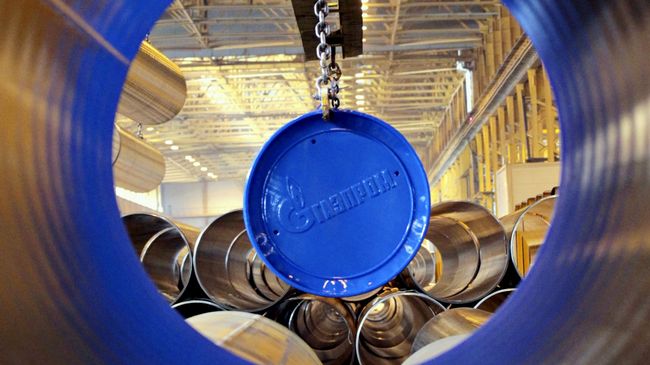 Логотип Газпрома на заводе по производству труб для газопровода