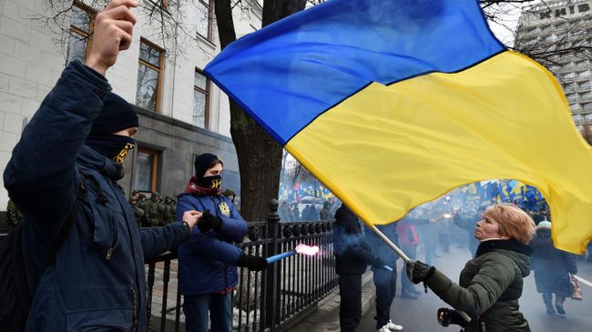 Украинские националисты у здания Верховной рады в Киеве Украинские националисты у здания Верховной рады в Киеве
