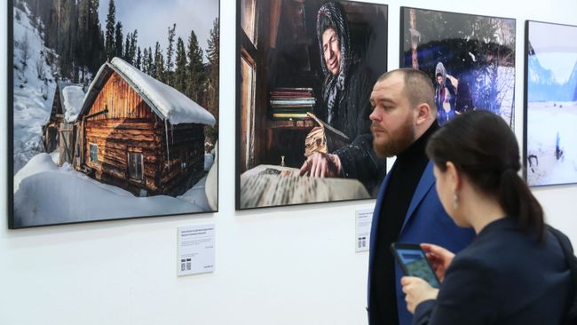 Посетители на общероссийском фестивале природы Первозданная Россия в Центральном доме художника в Москве Посетители на общероссийском фестивале природы Первозданная Россия в Центральном доме художника в Москве
