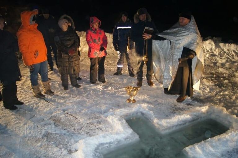Протоиерей Анатолий Астафьев освящает воду реки Лены в городе Ленске Республики Саха (Якутия)