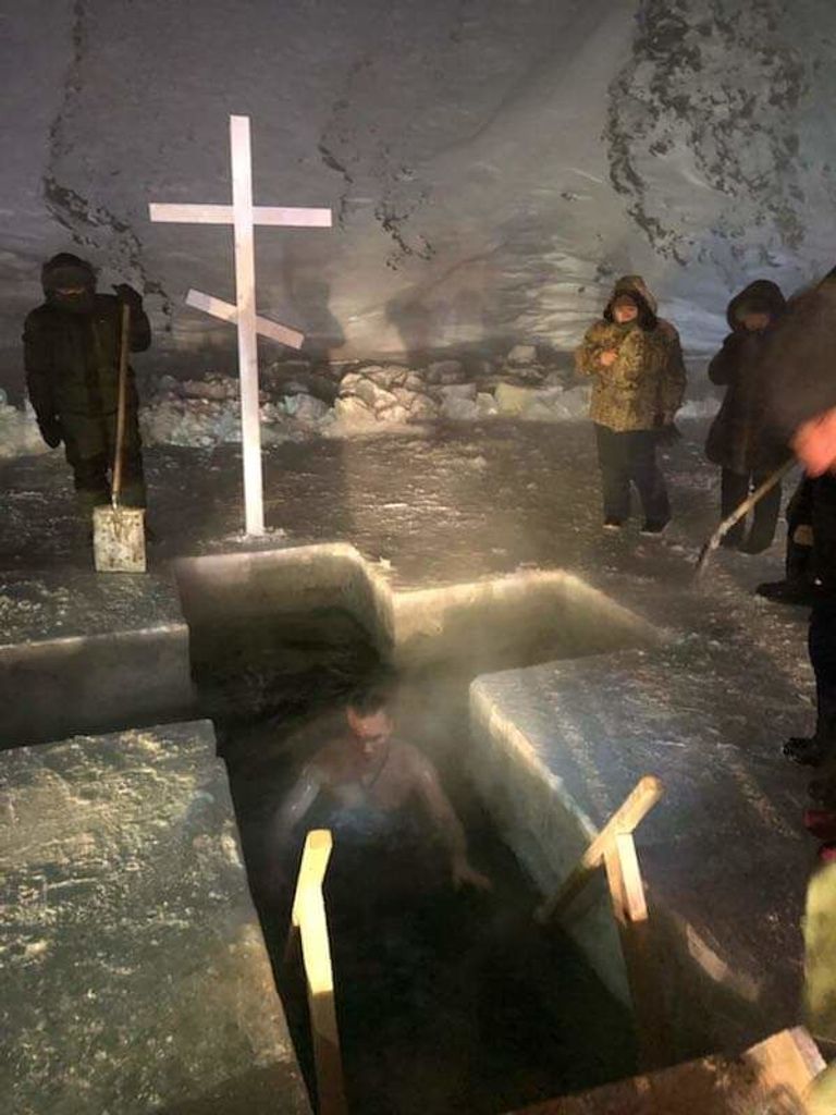 Крещенские купания в селе Депутатское в минус 52 по Цельсию, республика Саха (Якутия)