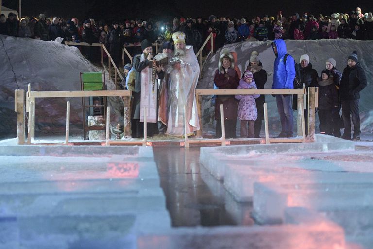 Освящение воды перед ночными крещенскими купаниями в поселке Тярлево, внутригородском муниципальном образовании в составе Пушкинского района Санкт-Петербурга Освящение воды перед ночными крещенскими купаниями в поселке Тярлево, внутригородском муниципальном образовании в составе Пушкинского района Санкт-Петербурга