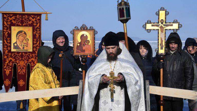 Освящение крещенской купели в бухте Новик острова Русский во Владивостоке Освящение крещенской купели в бухте Новик острова Русский во Владивостоке