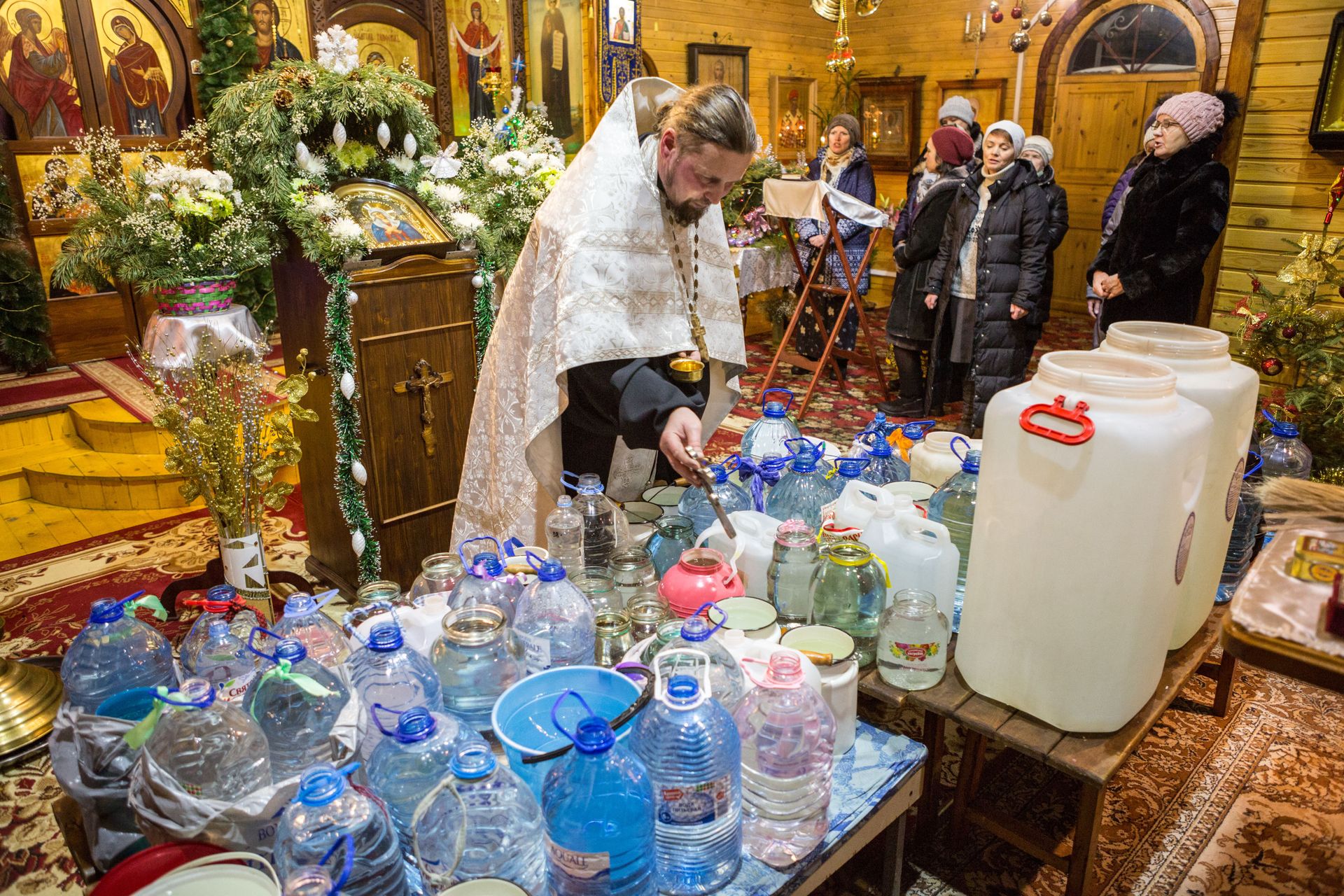 Настоятель храма, иерей Константин Кукушкин совершает чин освящения воды во время крещенской службы в Храме Покрова Пресвятой Богородицы в поселке Пряжа Настоятель храма, иерей Константин Кукушкин совершает чин освящения воды во время крещенской службы в Храме Покрова Пресвятой Богородицы в поселке Пряжа - РИА Новости, 1920, 17.01.2022
