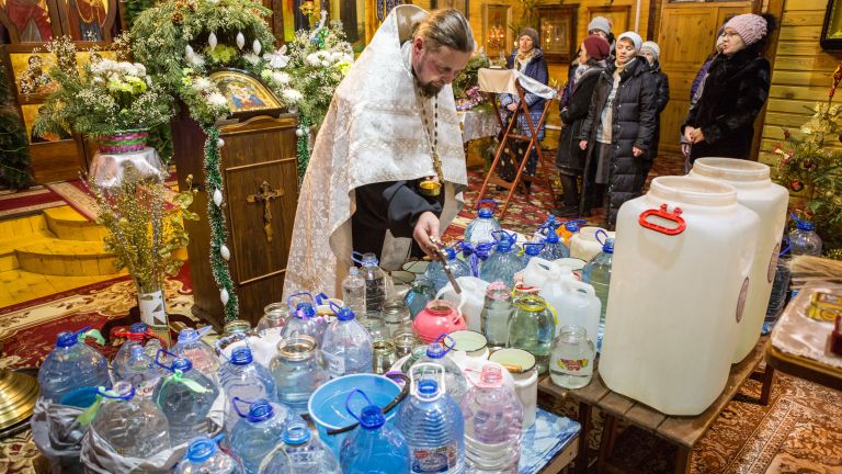 Настоятель храма, иерей Константин Кукушкин совершает чин освящения воды во время крещенской службы в Храме Покрова Пресвятой Богородицы в поселке Пряжа Настоятель храма, иерей Константин Кукушкин совершает чин освящения воды во время крещенской службы в Храме Покрова Пресвятой Богородицы в поселке Пряжа