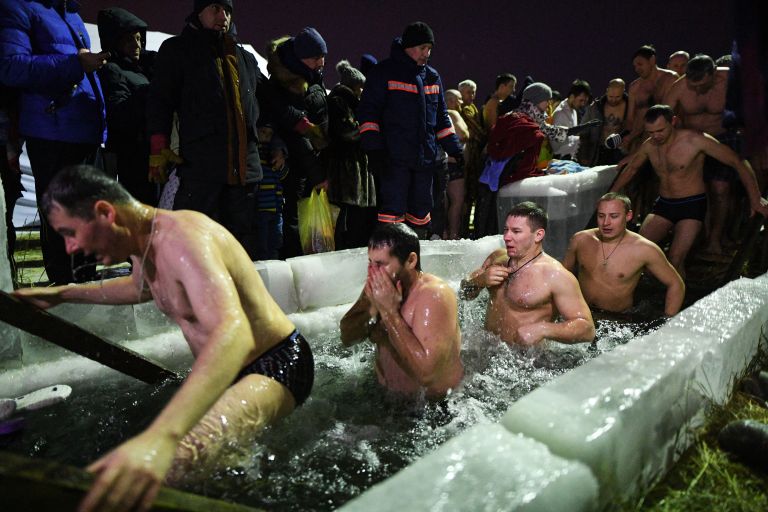 Верующие во время традиционных купаний в праздник Крещения на водохранилище Новосибирской ГЭС возле пляжа Бумеранг Верующие во время традиционных купаний в праздник Крещения на водохранилище Новосибирской ГЭС возле пляжа Бумеранг
